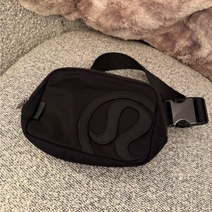 Lululemon logo everywhere belt bag 2l